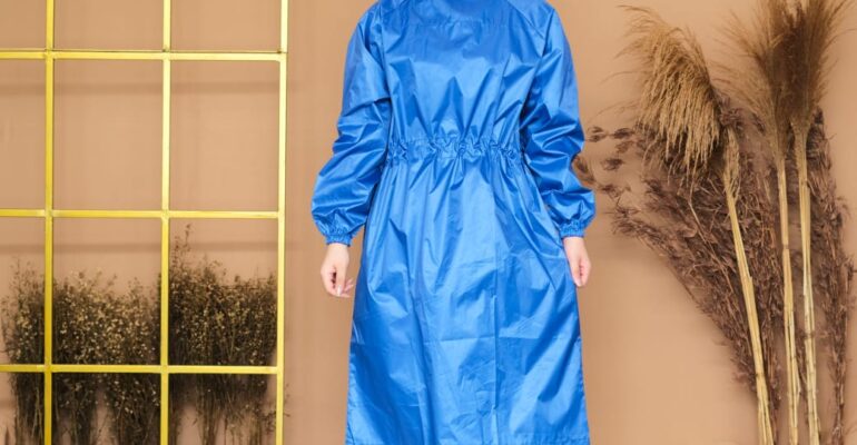 Jubah APD medis warna biru panjang dengan penutup kepala bahan waterproof untuk tenaga kesehatan
