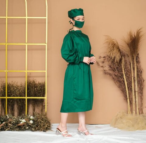 Jubah APD medis hijau panjang dengan masker dan penutup kepala untuk tenaga kesehatan