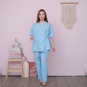 Seragam scrub medis biru muda wanita setelan atasan dan celana desain modern