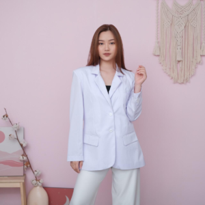 Jas dokter wanita putih modern dengan desain slim fit elegan untuk tenaga medis