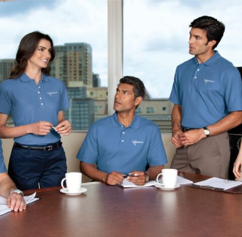 Seragam kerja polo shirt biru untuk tim kantor saat meeting dengan tampilan profesional