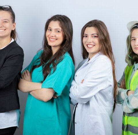 Beragam seragam profesi wanita seperti formal kantor, medis, dan safety dengan tampilan profesional