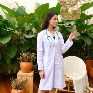 Jas lab wanita putih dengan stetoskop digunakan di lingkungan klinik