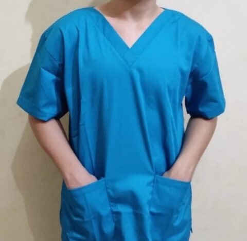 Seragam scrub medis biru dengan model V-neck dan kantong depan untuk tenaga kesehatan