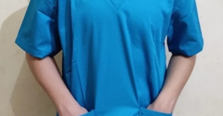 Seragam scrub medis biru dengan model V-neck dan kantong depan untuk tenaga kesehatan