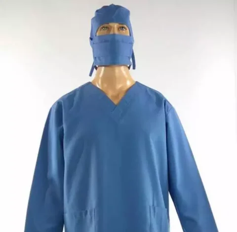 Detail seragam operasi medis biru dengan masker dan penutup kepala tampilan close up