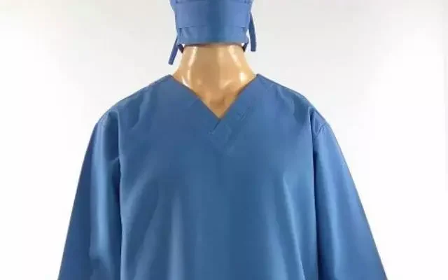 Detail seragam operasi medis biru dengan masker dan penutup kepala tampilan close up