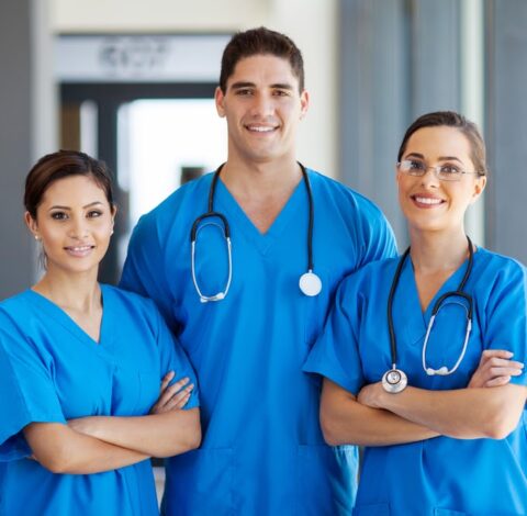 Tim tenaga medis memakai seragam scrub biru dengan stetoskop tampilan profesional di rumah sakit