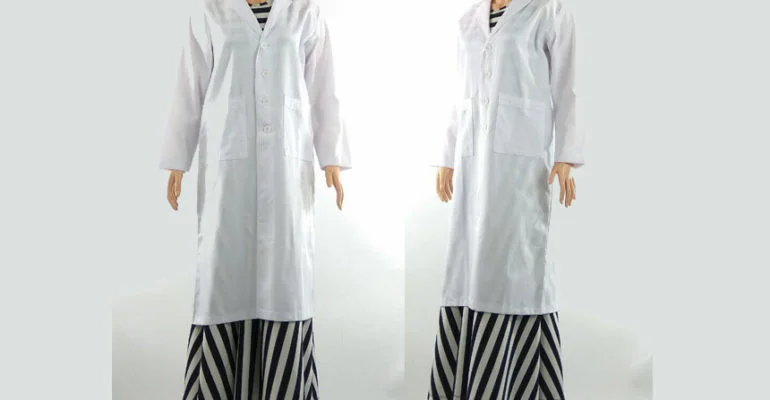 Jas dokter wanita putih panjang model elegan dengan kancing depan dan saku fungsional