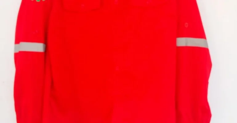 Seragam kerja merah lengan panjang dengan reflektor dan bordir logo perusahaan